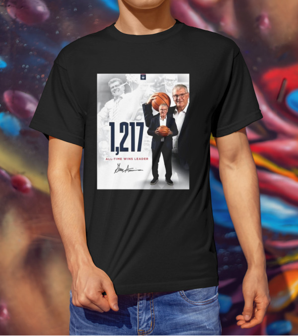 1,217 All-Time Wins Leader Geno Auriemma Signature Image T-Shirt