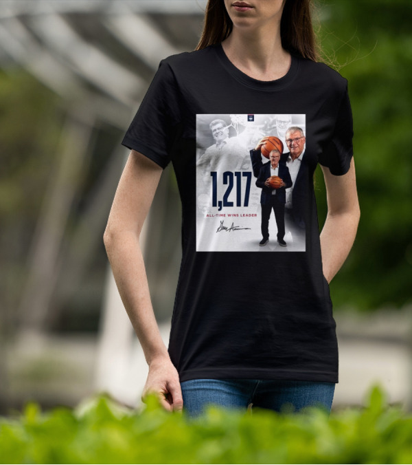 1,217 All-Time Wins Leader Geno Auriemma Signature Image T-Shirt
