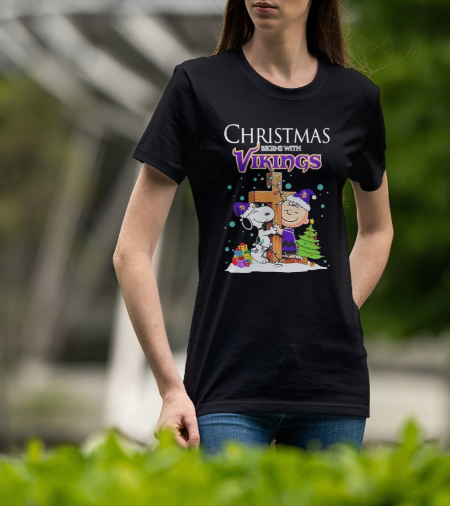Christmas Begins With Minnesota Vikings Charlie Brown Snoopy Hug Cross T-Shirt