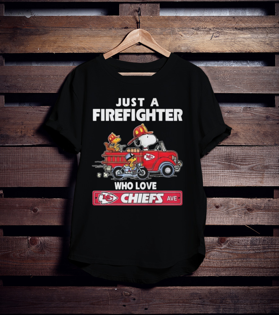 Just A Firefighter Who Loves Chiefs Kansas City Snoopy NFL Chiefs Ave T-Shirt
