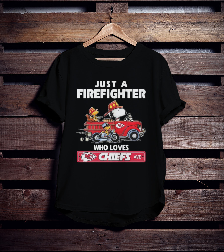 Just A Firefighter Who Loves Chiefs Snoopy Fire Truck KC Chiefs Ave T-Shirt