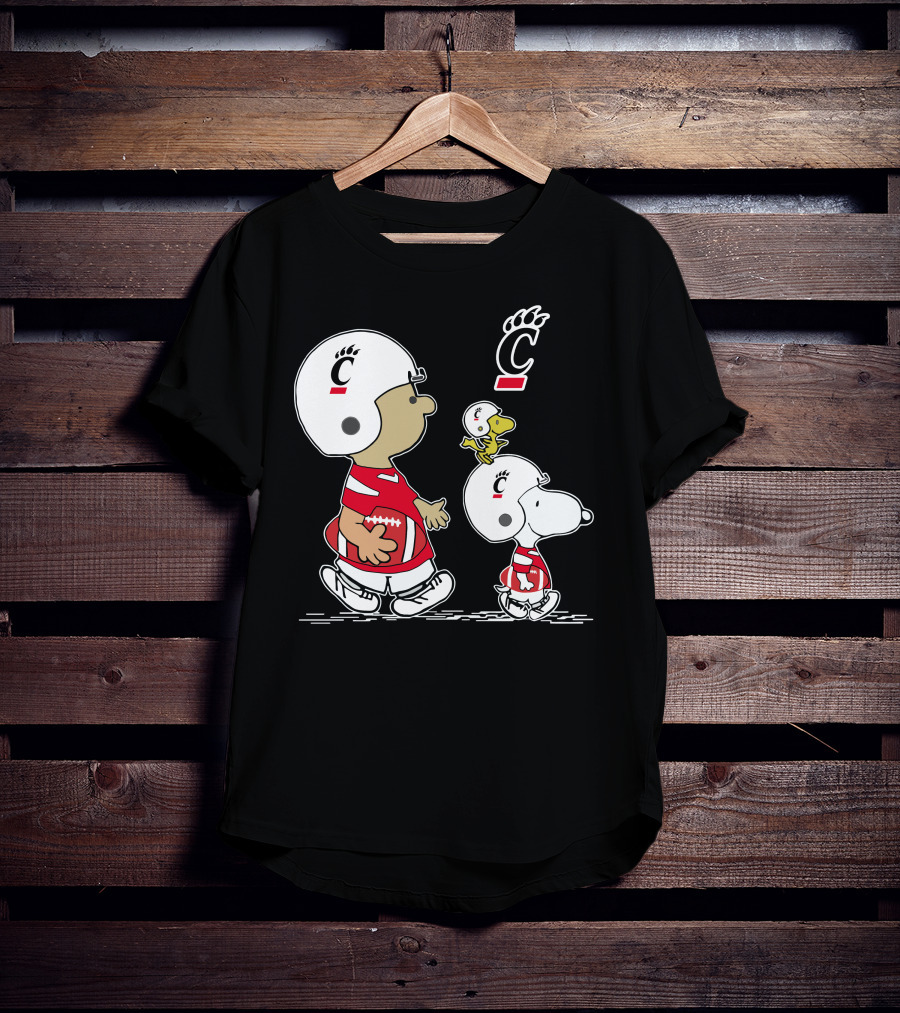 Cincinnati Bearcats Peanuts Characters Football Helmets And Jerseys T-Shirt