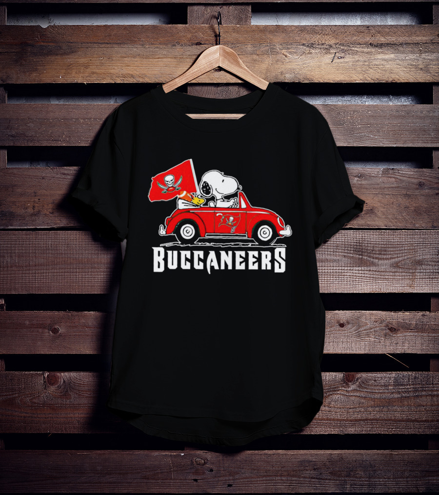 Snoopy And Woodstock In Car With Buccaneers Flag T-Shirt