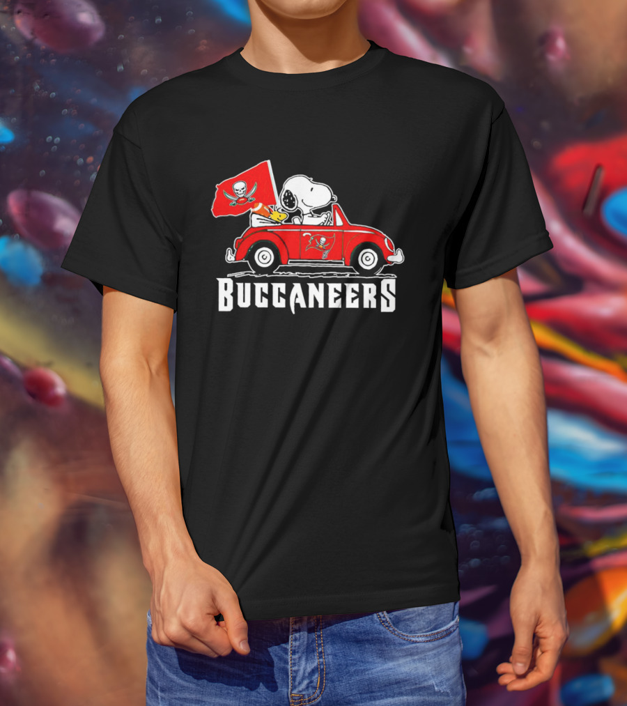 Snoopy And Woodstock In Car With Buccaneers Flag T-Shirt