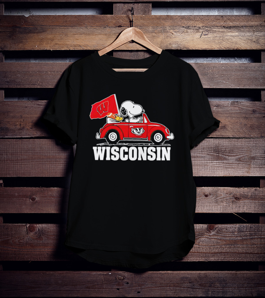 Snoopy And Woodstock In Red Car With Wisconsin Flag And Wisconsin Badgers T-Shirt