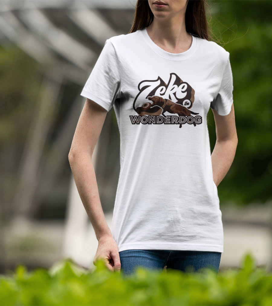 Zeke The Wonderdog Playing Frisbee T-Shirt