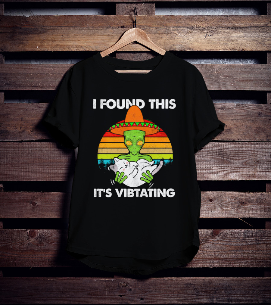 I Found This It's Vibrating Alien Cat Vintage Retro Sunset Sombrero T-Shirt