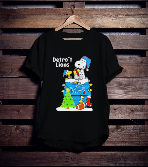 Snoopy And Woodstock Detroit Lions Christmas Igloo With Football And Tree T-Shirt