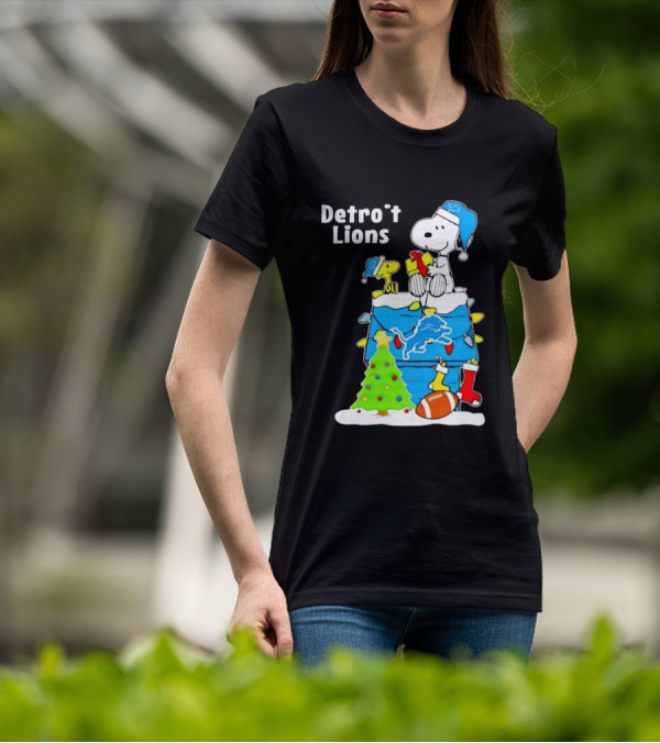 Snoopy And Woodstock Detroit Lions Christmas Igloo With Football And Tree T-Shirt