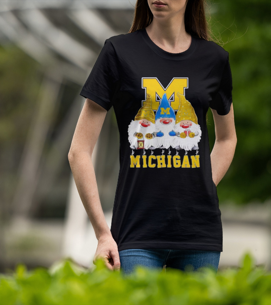 Gnomies Michigan Wolverines Christmas Festive Gnome Trio With Gifts And Lantern T-Shirt