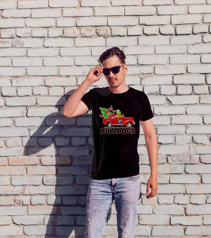 Grinch Driving Red Car With Dog Christmas Tree Gifts Georgia Bulldogs T-Shirt