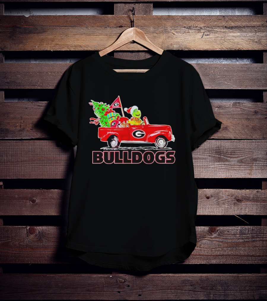 Grinch Driving Red Car With Dog Christmas Tree Gifts Georgia Bulldogs T-Shirt