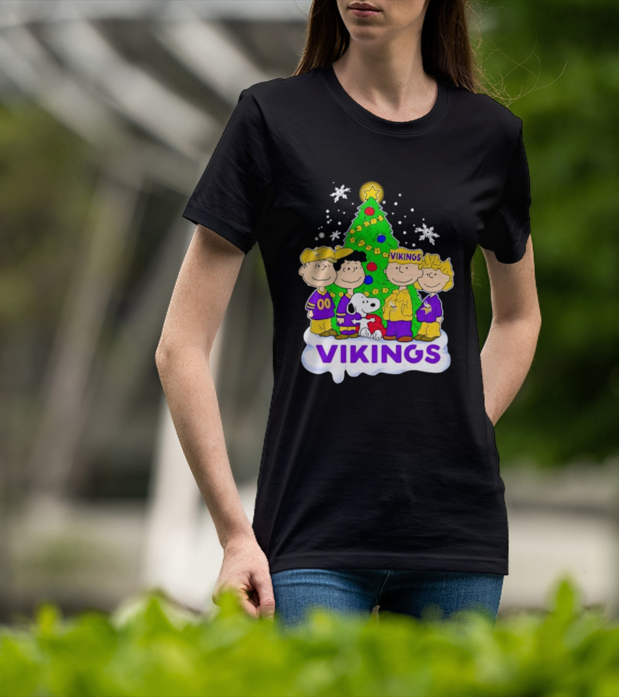 Minnesota Vikings Peanuts Characters Christmas Tree T-Shirt