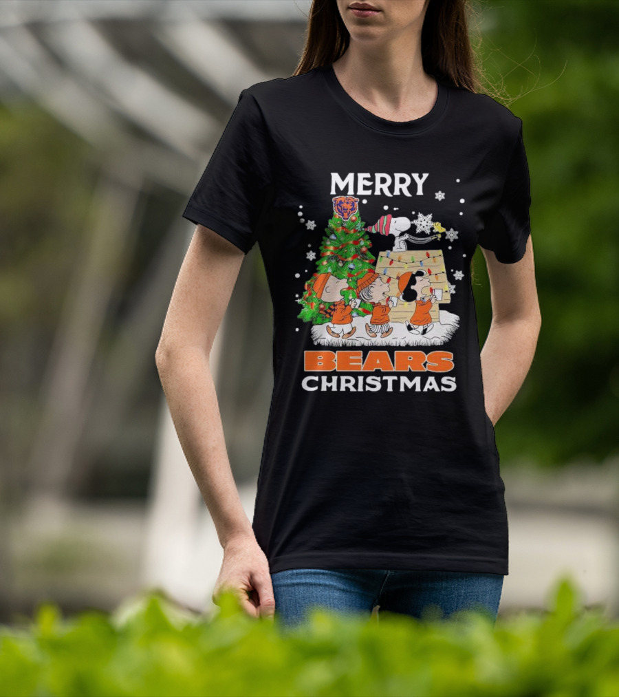 Peanuts Christmas Chicago Bears Merry Holiday Scene T-Shirt