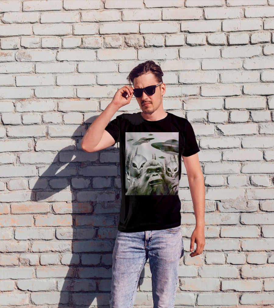 Bigfoot Aliens Selfie UFO Forest Adventure T-Shirt