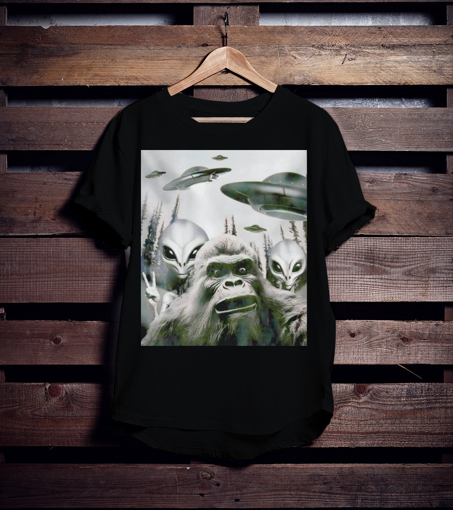Bigfoot Aliens Selfie UFO Forest Adventure T-Shirt