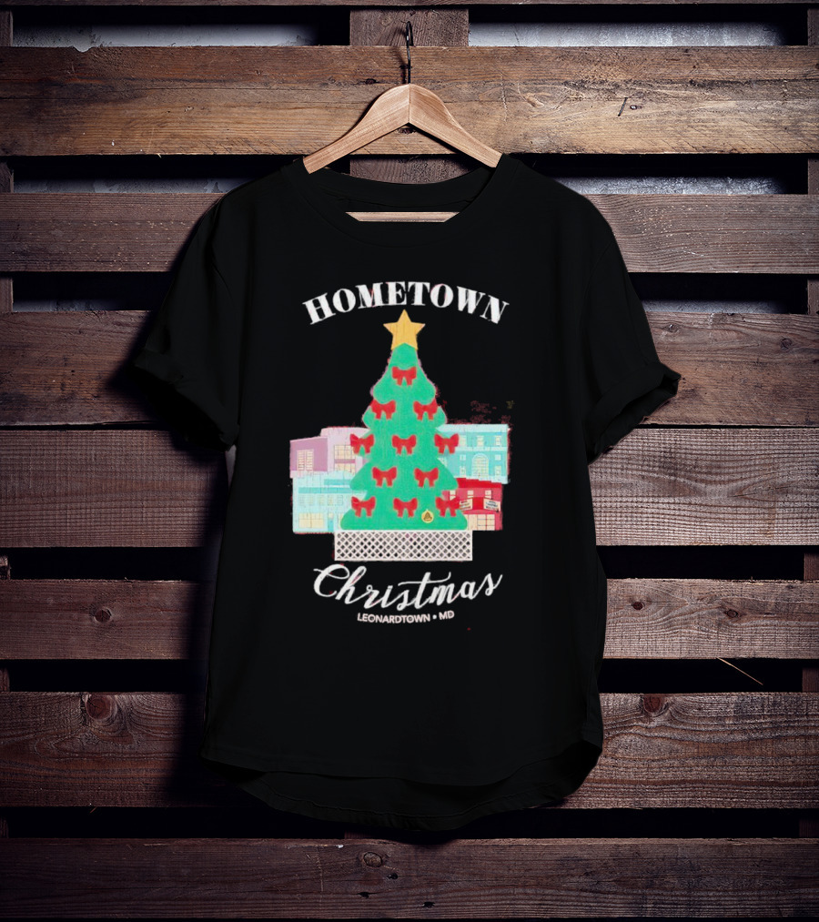 Hometown Christmas Leonardtown MD Christmas Tree With Red Bows And Star T-Shirt