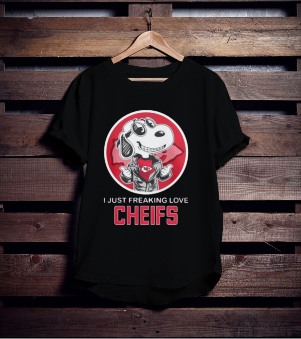 Kansas City Chiefs Snoopy I Just Freaking Love Chiefs T-Shirt