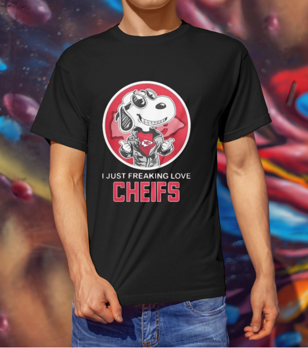 Kansas City Chiefs Snoopy I Just Freaking Love Chiefs T-Shirt