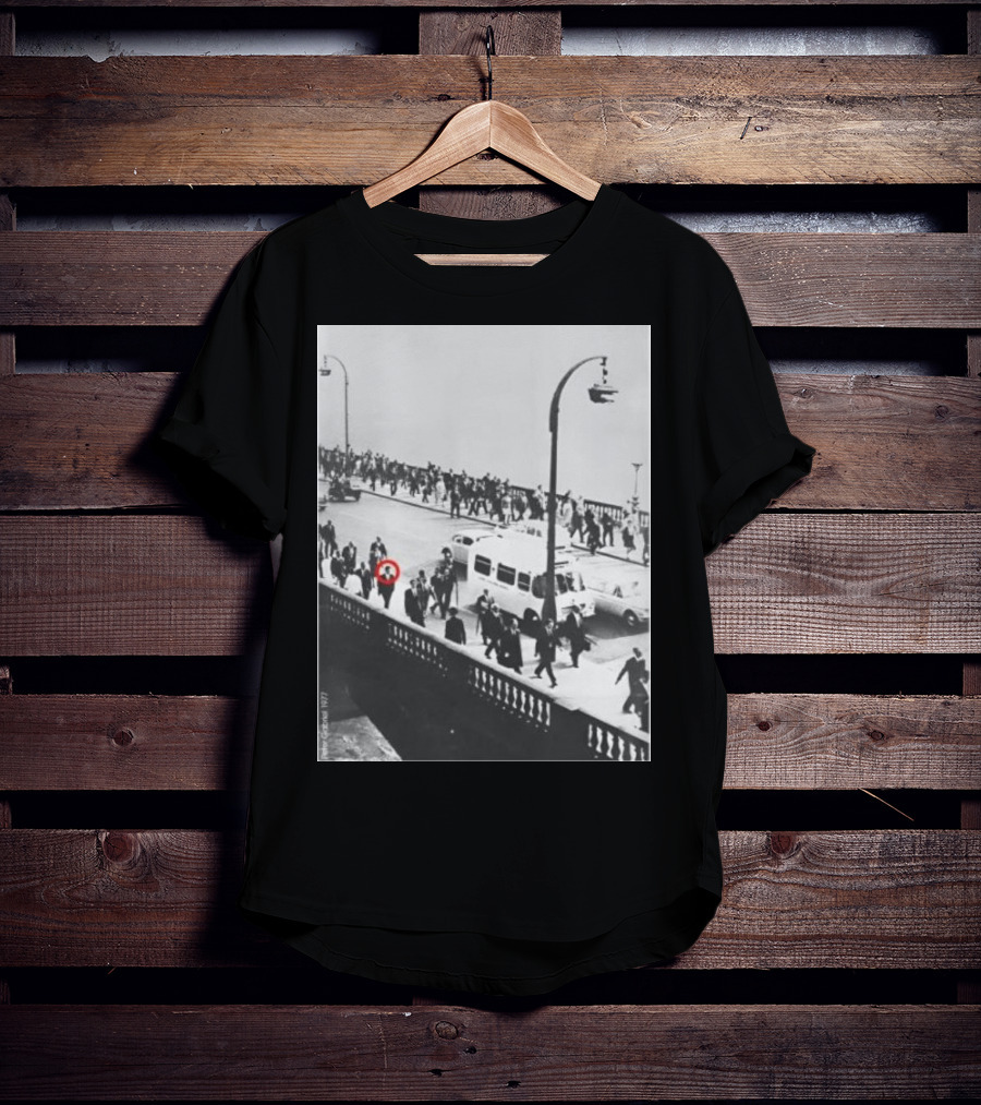 Peter Gabriel In 1977 Urban Crowd With Red Circle Highlight T-Shirt