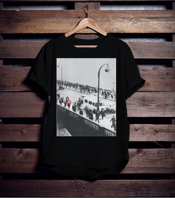 Peter Gabriel In 1977 Urban Crowd With Red Circle Highlight T-Shirt