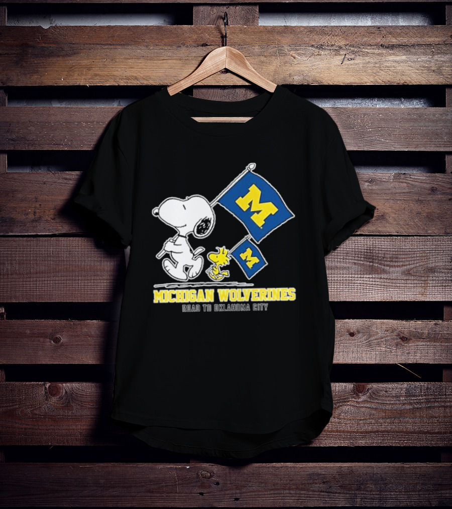 Snoopy And Woodstock Michigan Wolverines Flags Road To Oklahoma City T-Shirt
