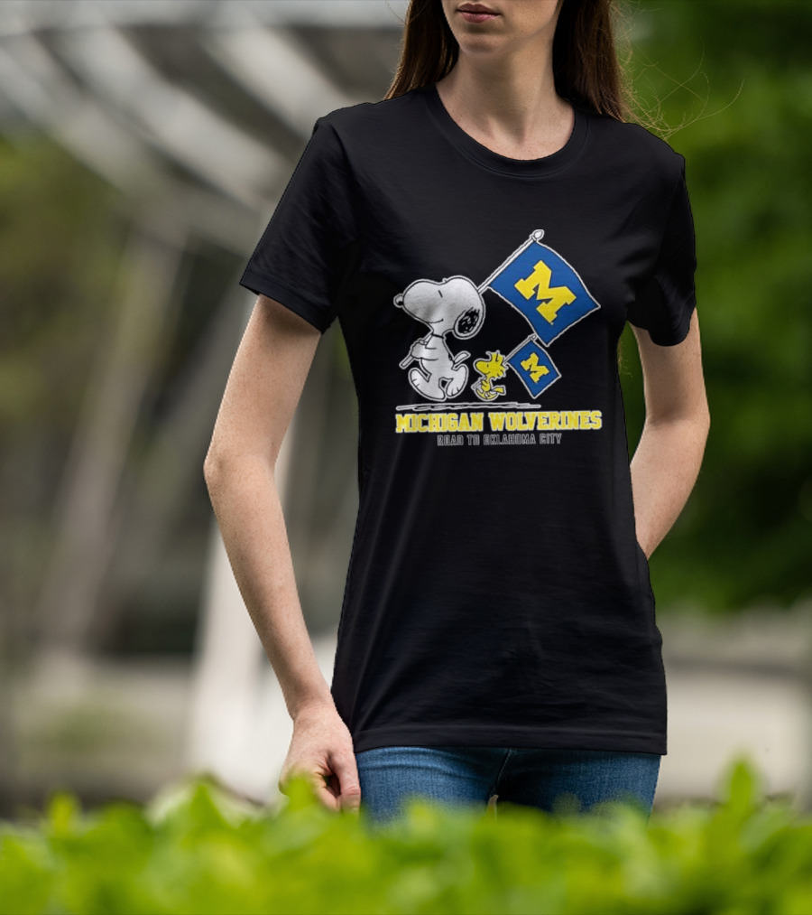 Snoopy And Woodstock Michigan Wolverines Flags Road To Oklahoma City T-Shirt
