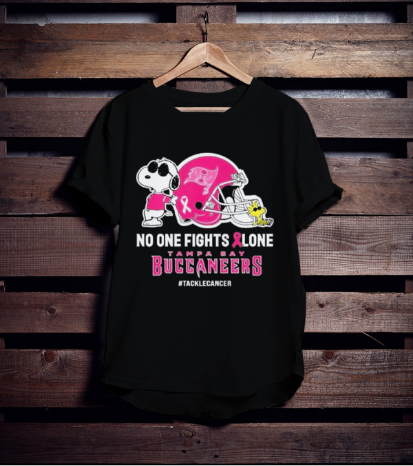 Snoopy And Woodstock No One Fights Alone Tampa Bay Buccaneers #Tacklecancer Pink Helmet T-Shirt