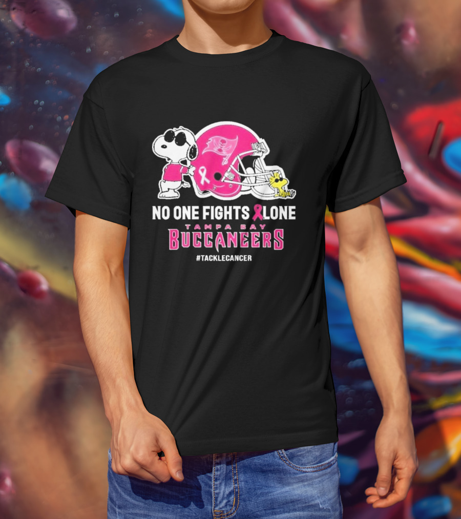 Snoopy And Woodstock No One Fights Alone Tampa Bay Buccaneers #Tacklecancer Pink Helmet T-Shirt