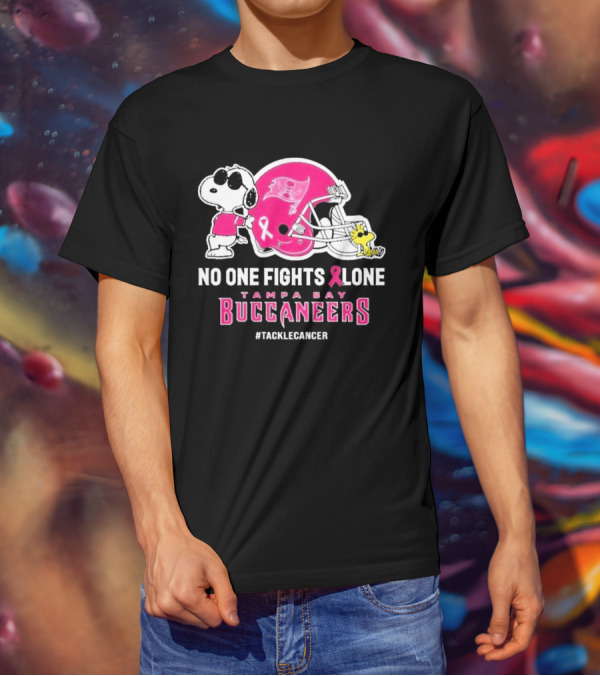 Snoopy And Woodstock No One Fights Alone Tampa Bay Buccaneers #Tacklecancer Pink Helmet T-Shirt