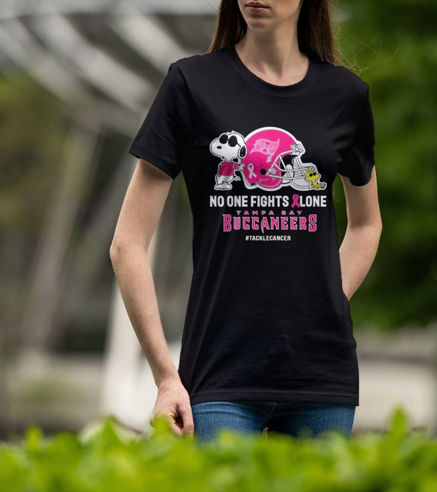Snoopy And Woodstock No One Fights Alone Tampa Bay Buccaneers #Tacklecancer Pink Helmet T-Shirt