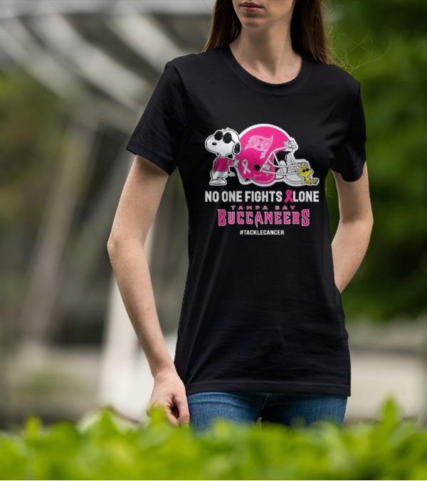 Snoopy And Woodstock No One Fights Alone Tampa Bay Buccaneers #Tacklecancer Pink Helmet T-Shirt