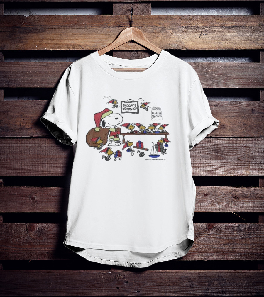 Snoopy's Workshop Peanuts Christmas Snoopy Santa Charlie Brown Woodstock Presents December Calendar T-Shirt