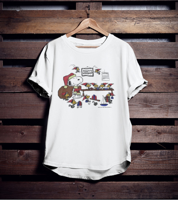 Snoopy's Workshop Peanuts Christmas Snoopy Santa Charlie Brown Woodstock Presents December Calendar T-Shirt