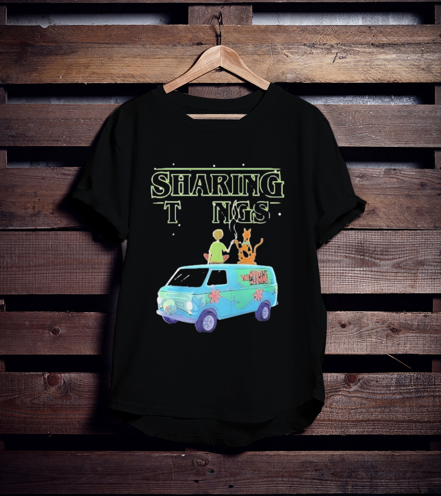 Scooby Doo Sharing Tings With Mystery Machine T-Shirt