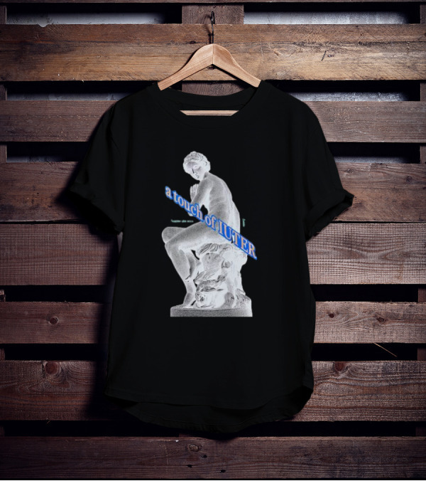 Nymph A Touch Of Iuter Collezione Primavera Estate 2025 Insieme Dal 2002 Statue T-Shirt