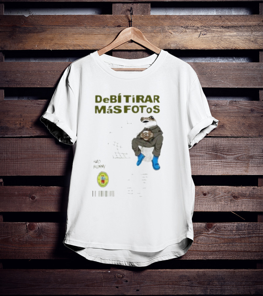 DeBI TiRAR MaS FOToS Bad Bunny 2025 Frog Sitting Blue Boots T-Shirt