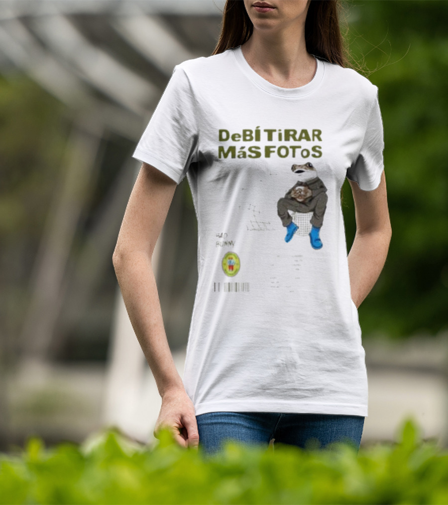 DeBI TiRAR MaS FOToS Bad Bunny 2025 Frog Sitting Blue Boots T-Shirt