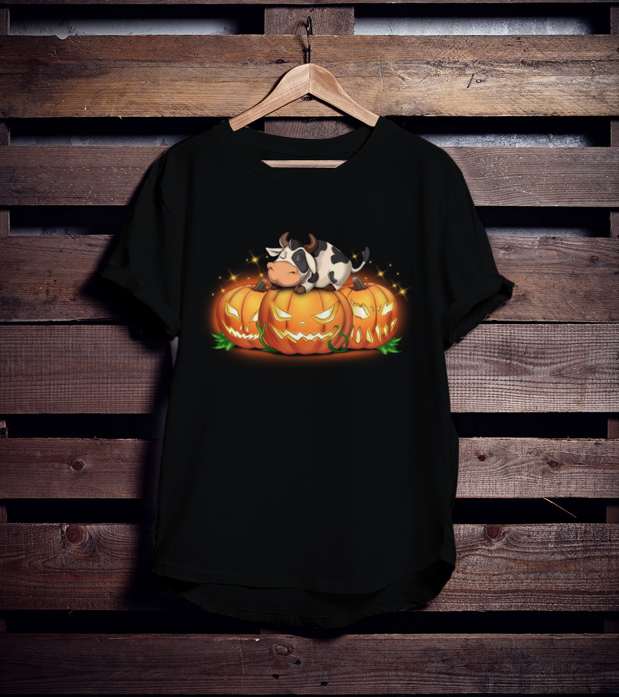 Sleeping Cow On Halloween Jack-O'-Lantern Pumpkins T-Shirt