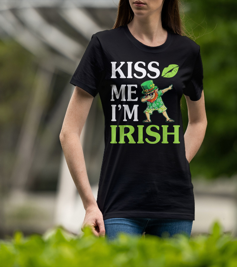 Kiss Me I'm Irish Leprechaun Dabbing Green Hat And Beard T-Shirt