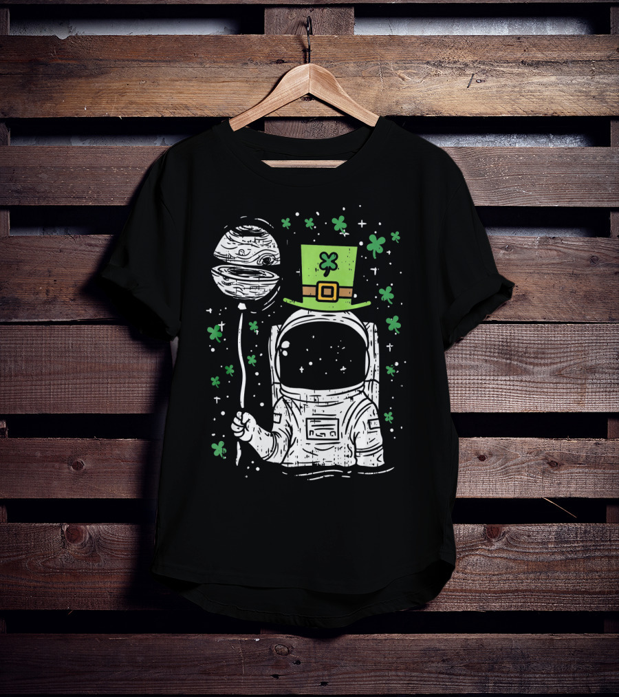 Irish Astronaut Holding Planet Balloon With Shamrocks And St Patrick's Hat T-Shirt