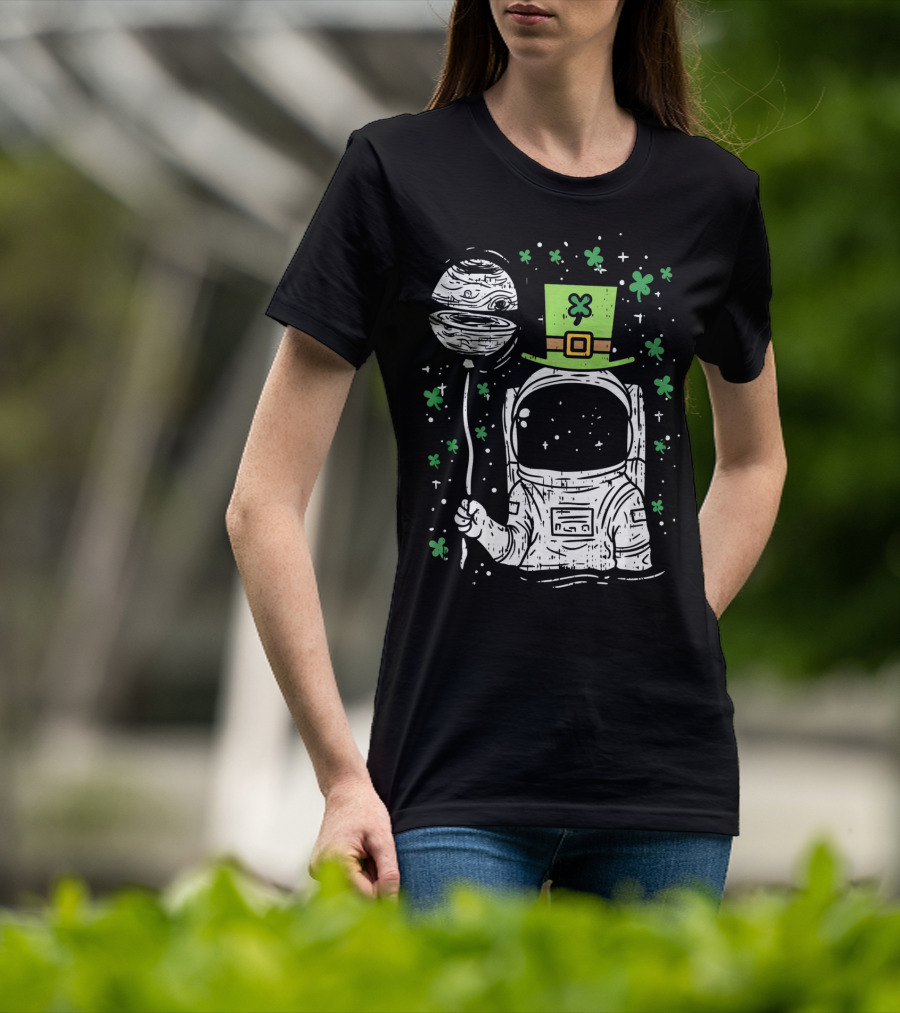 Irish Astronaut Holding Planet Balloon With Shamrocks And St Patrick's Hat T-Shirt