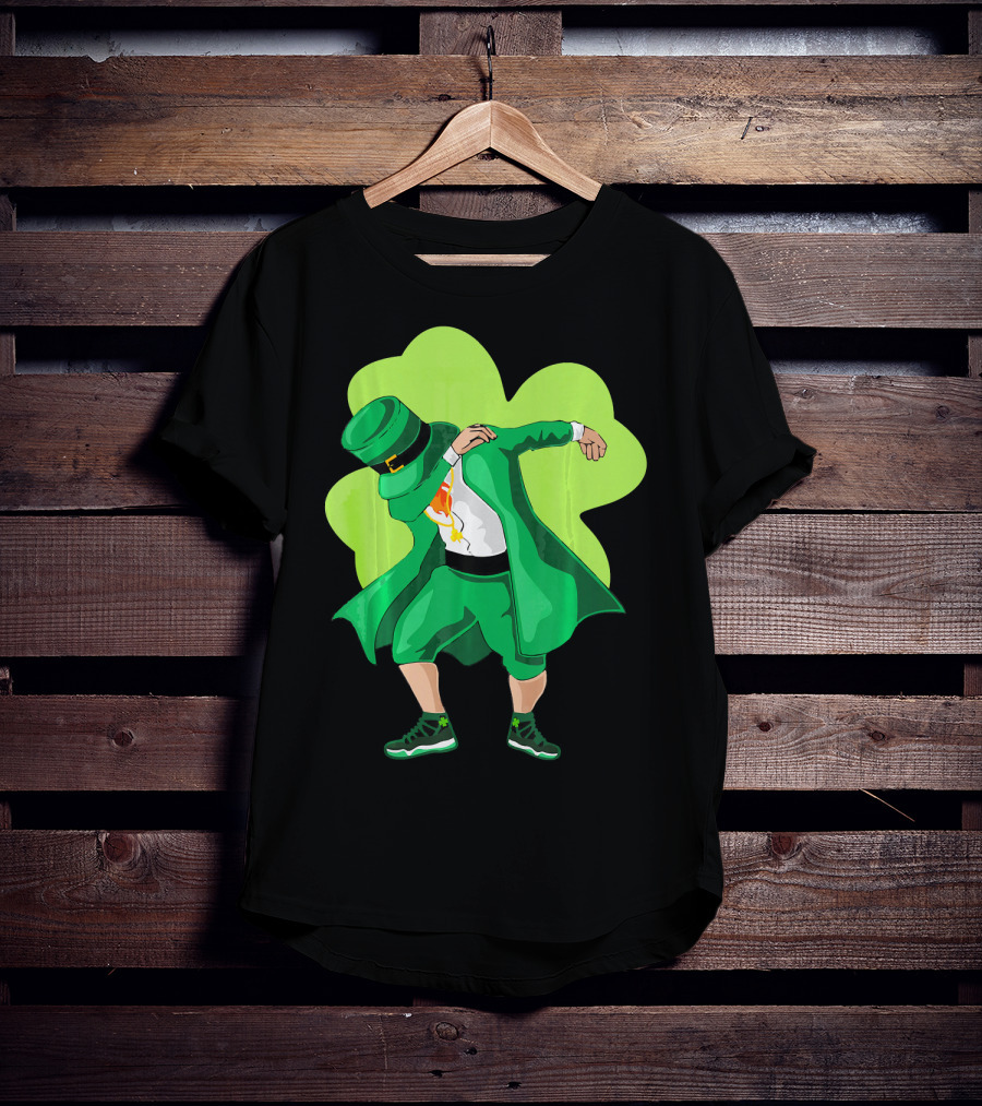 St. Patrick's Day Dabbing Leprechaun With Shamrock Background T-Shirt