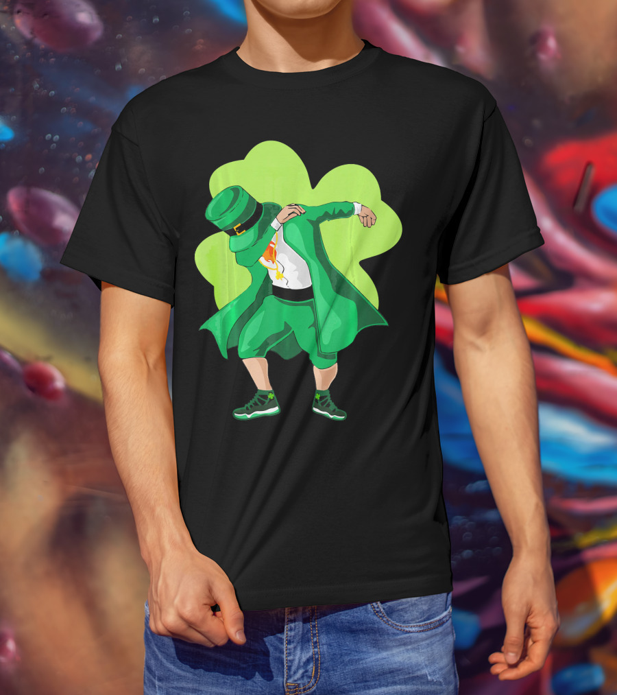 St. Patrick's Day Dabbing Leprechaun With Shamrock Background T-Shirt