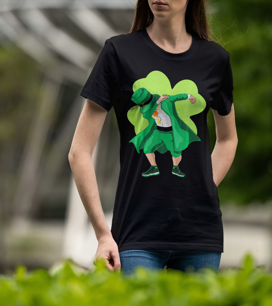 St. Patrick's Day Dabbing Leprechaun With Shamrock Background T-Shirt