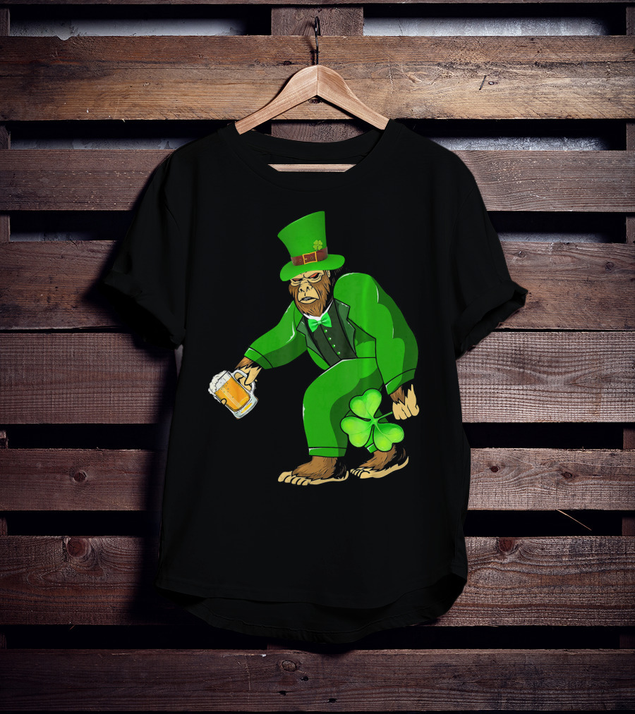 Big Foot Funny Bear Leprechaun Holding Beer And Shamrock In Green Suit T-Shirt