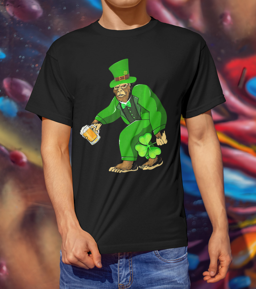 Big Foot Funny Bear Leprechaun Holding Beer And Shamrock In Green Suit T-Shirt