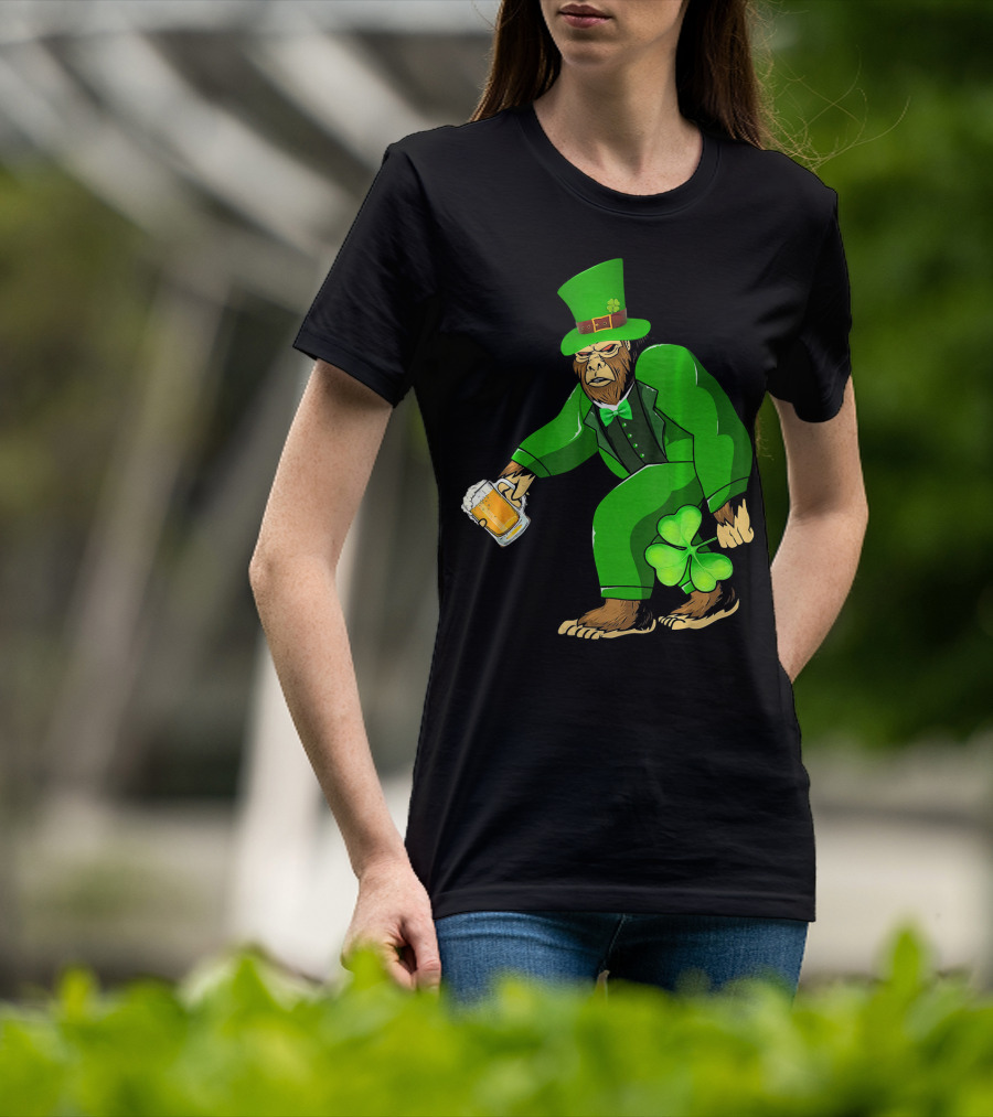 Big Foot Funny Bear Leprechaun Holding Beer And Shamrock In Green Suit T-Shirt