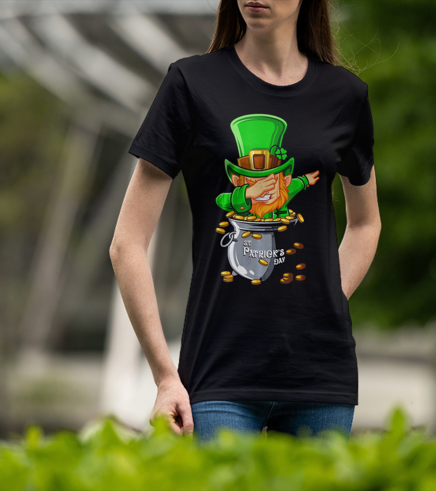 St Patrick's Day Dabbing Leprechaun With Pot Of Gold T-Shirt