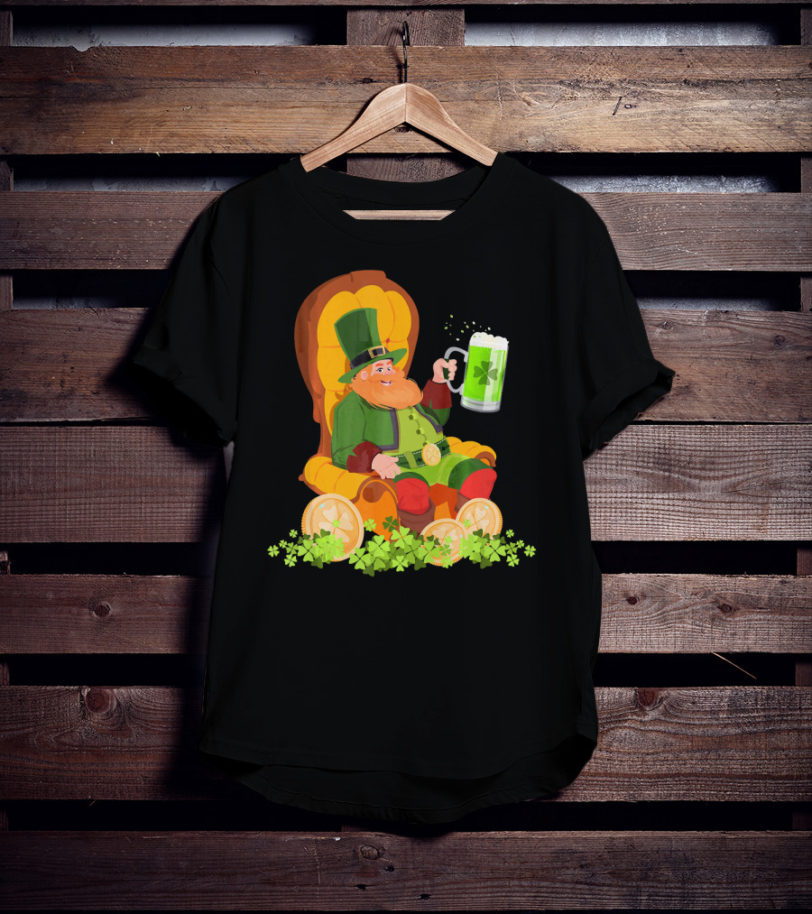 Leprechaun On Throne With Beer And Shamrocks St Patrick's Day T-Shirt